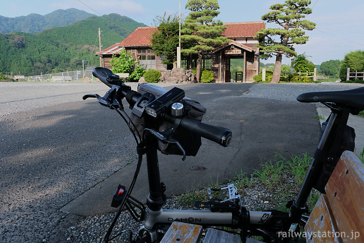 折りたたみ自転車・DAHON K3と美作滝尾駅の木造駅舎