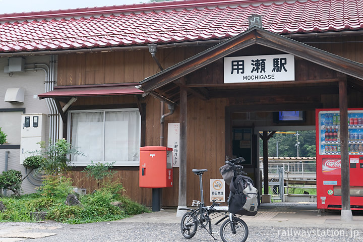 JR西日本因美線・用瀬駅の木造駅舎とDahon K3