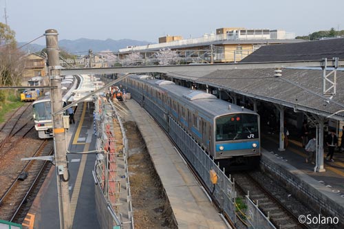 JR奈良線、工事中の桃山駅ホーム、205系と221系電車