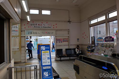 JR奈良線・桃山駅、駅舎改札口と待合室