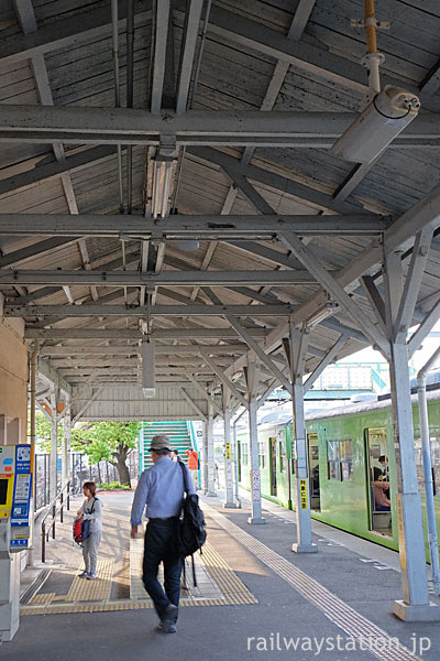 JR奈良線・桃山駅、重厚で歴史感じさせる1番ホームの木造上屋