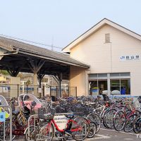 JR奈良線・桃山駅、改修された木造駅舎に古い上屋が風格を添える。