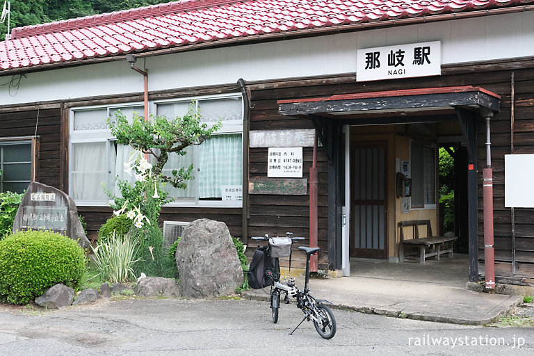 因美線、県境を越え鳥取県にある那岐駅舎