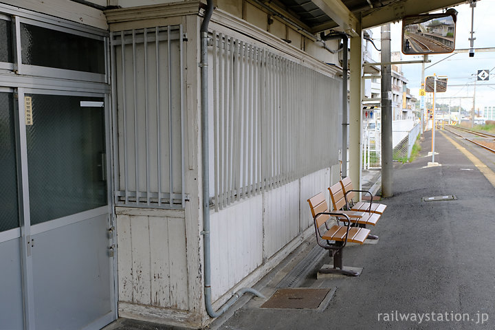 和歌山線・名手駅の木造駅舎ホーム側の閉塞器室部分