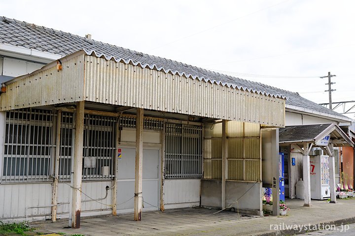 和歌山線・名手駅、木造駅舎正面に残る貨物上屋跡