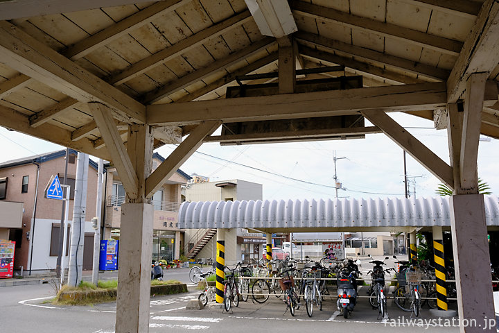 和歌山線・名手駅、古い木造駅舎正面の自転車置場