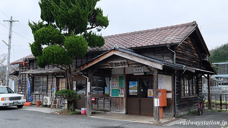 JR西日本・芸備線・野馳駅。開業の昭和5年以来の木造駅舎