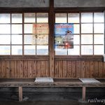 芸備線・野馳駅の木造駅舎、木の質感豊かな待合室