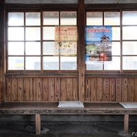 芸備線・野馳駅の木造駅舎、木の質感豊かな待合室