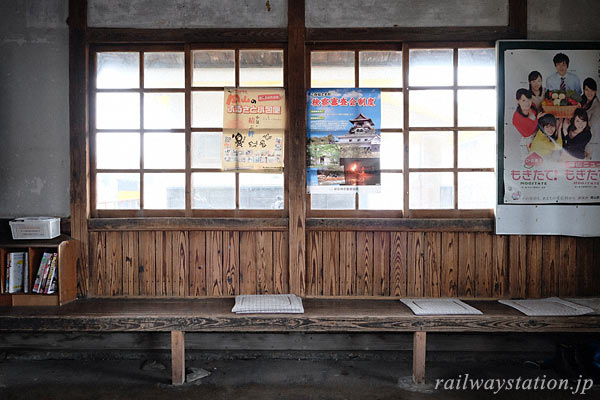 芸備線・野馳駅の木造駅舎、木の質感豊かな待合室