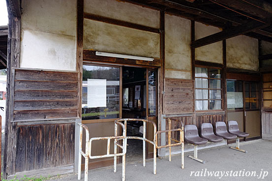 JR芸備線・野馳駅の木造駅舎、ホーム側の改札口