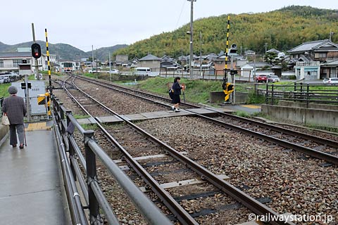 JR西日本姫新線・太市駅、ホーム間の構内通路