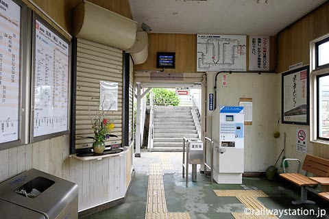 JR姫新線・太市駅の木造駅舎、待合室