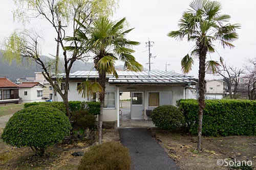 JR西日本・三江線、蘇鉄や植込みが印象的な尾関山駅