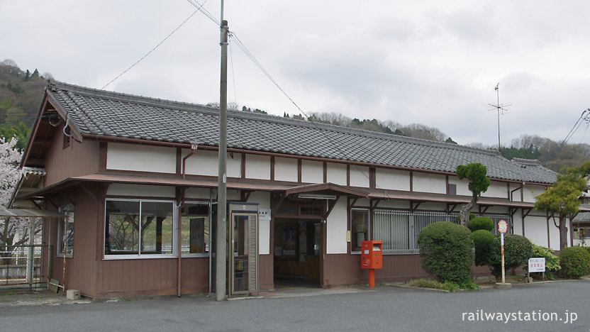 JR西日本関西本線・佐那具駅、古い木造駅舎