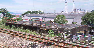 JR西日本・紀勢本線・冷水浦駅、レール横の謎の構造物