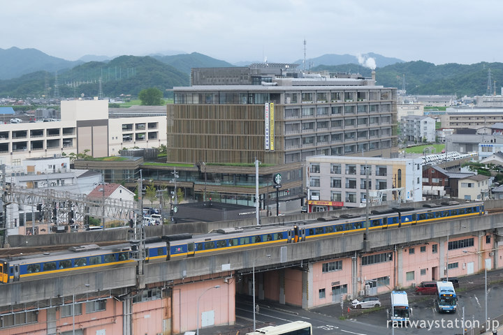 鳥取駅付近を走る特急スーパーまつかぜ