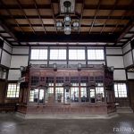 大社線・大社駅、神々しい駅舎内部と芸術品のような出札口(切符売場)