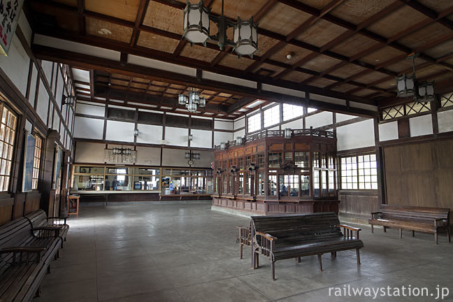 大社線・大社駅の和風木造駅舎、広々としたコンコース