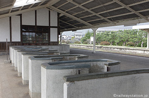 旧大社駅、参詣で賑い留める屋外の改札口