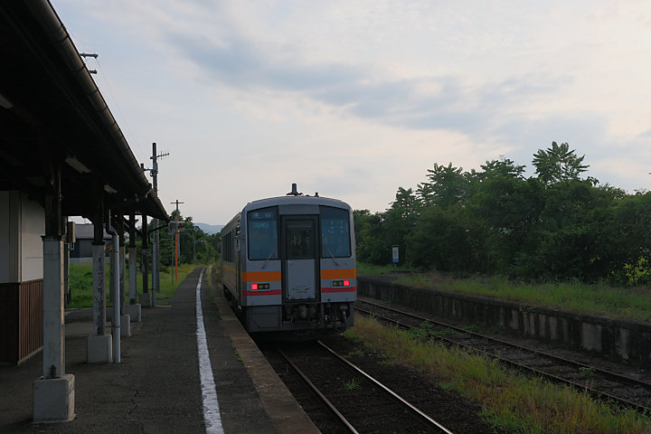 因美線・高野駅を出発するキハ120の普通列車