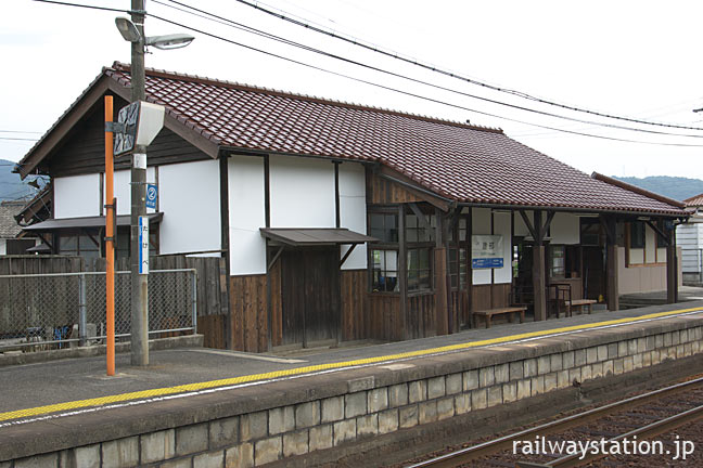 JR西日本・建部駅の木造駅舎、ホーム側の風景