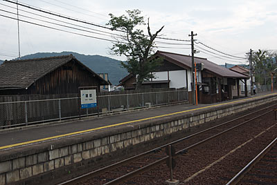 JR津山線・建部駅、木造駅舎と隣接する木造建築