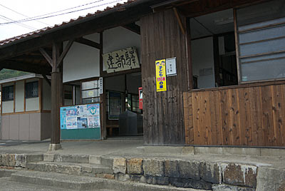 JR西日本・建部駅の木造駅舎、花崗岩が使われた基礎部分