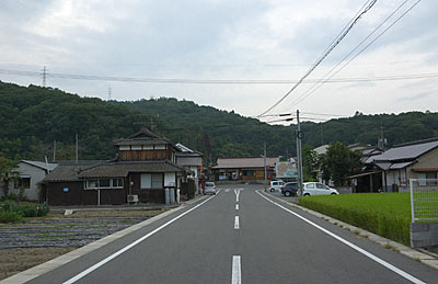 JR津山線・建部駅、のどかな駅周辺の風景