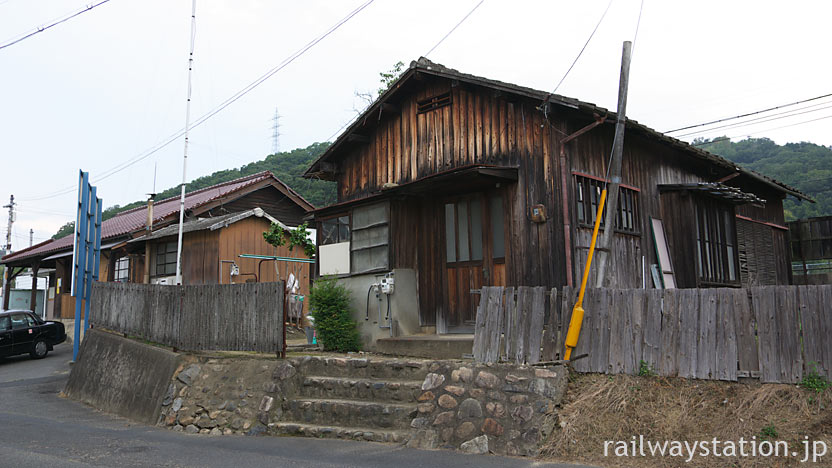 JR津山線・建部駅、駅舎(駅本屋)に隣接する木造の駅員宿舎