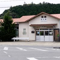 山陰本線、萩市内の駅・玉江駅のモダンな木造駅舎