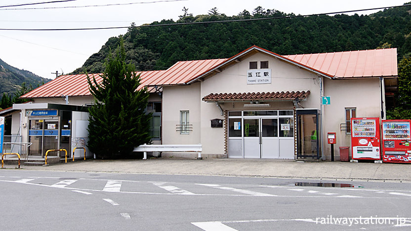 山陰本線、萩市内の駅・玉江駅のモダンな木造駅舎