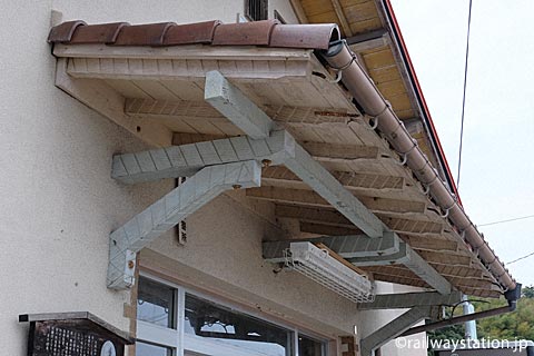 山陰本線・玉江駅の木造駅舎、車寄せの軒の装飾