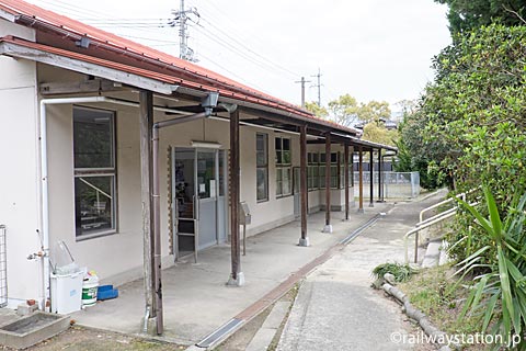 山陰本線・玉江駅の木造駅舎、ホーム側