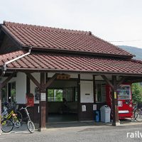 JR津山線・玉柏駅、半分に削られたが昔ながらの木造駅舎の雰囲気