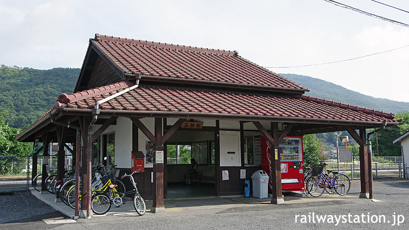 JR津山線・玉柏駅、半分に削られたが昔ながらの木造駅舎の雰囲気