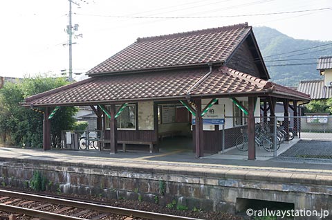 岡山市北区、津山線玉柏駅の木造駅舎ホーム側