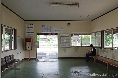 JR西日本・津山線・玉柏駅、駅舎内の完全に改修された待合室