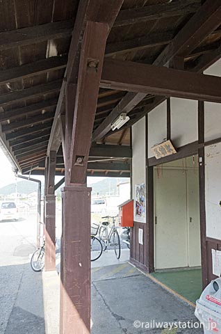 JR津山線・玉柏駅の駅舎、古い木造部分の軒と柱