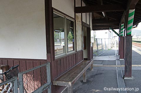 JR津山線・玉柏駅の木造駅舎ホーム側、木の造りつけベンチ