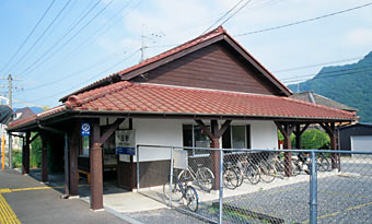 JR津山線・玉柏駅、改修後も古き良き木造駅舎の趣き