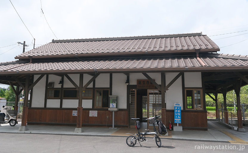 JR西日本津山線・誕生寺駅舎とDAHON_K3