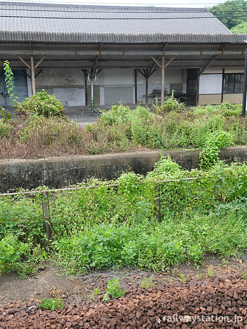 津山線・誕生寺駅の廃止されたホーム跡と農業倉庫