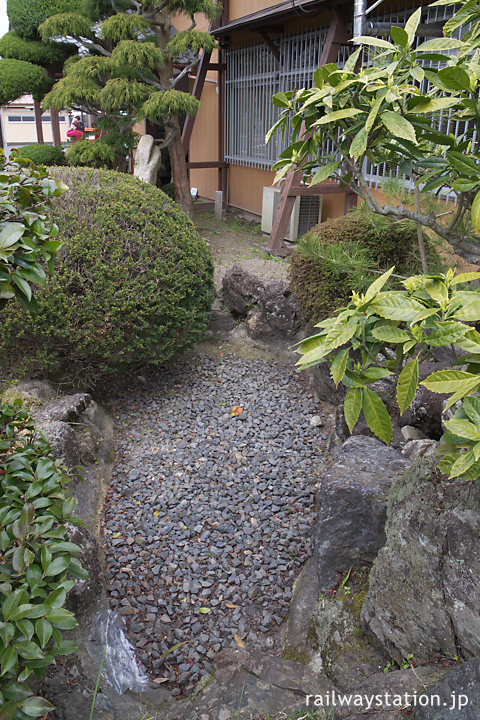 関西本線・草津線の柘植駅の枯れた池