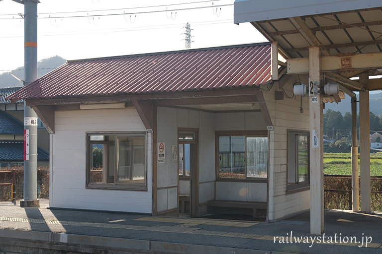 JR西日本・播但線・鶴居駅、2番ホームの木造待合室