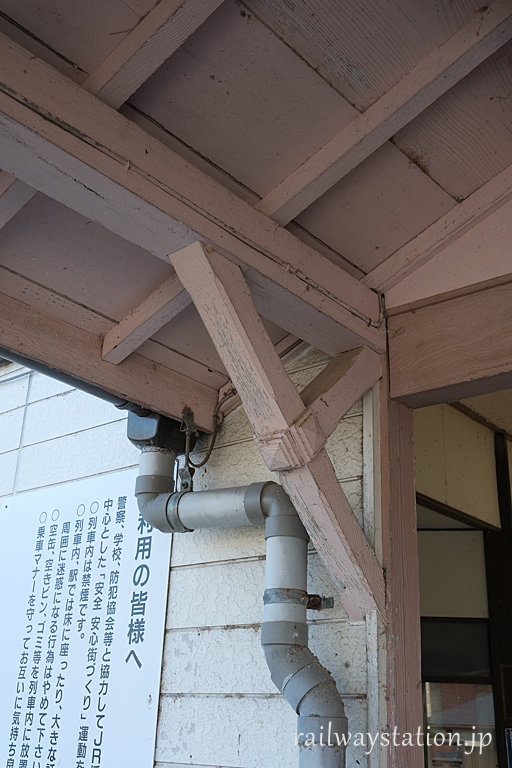 JR播但線・鶴居駅の木造駅舎、古い造り残す車寄せ