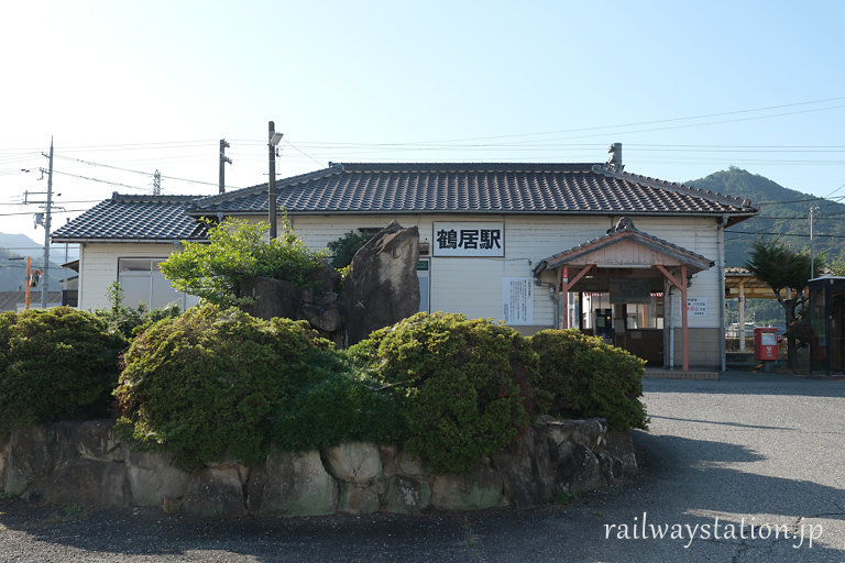 JR播但線・鶴居駅、明治の木造駅舎と庭園風のロータリー