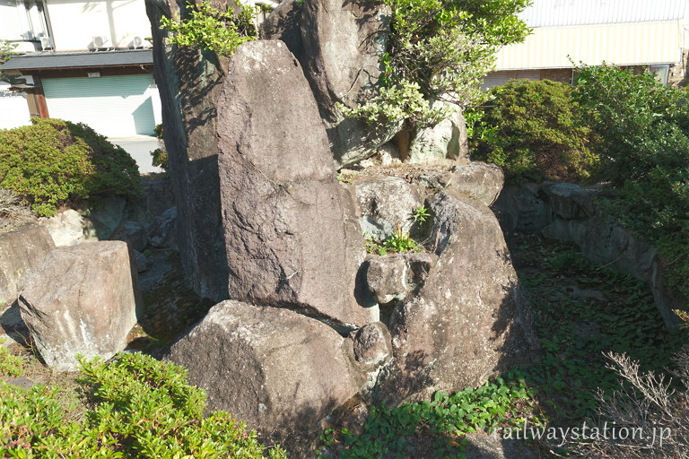 JR播但線・鶴居駅、枯れた池となっている庭園風ロータリー
