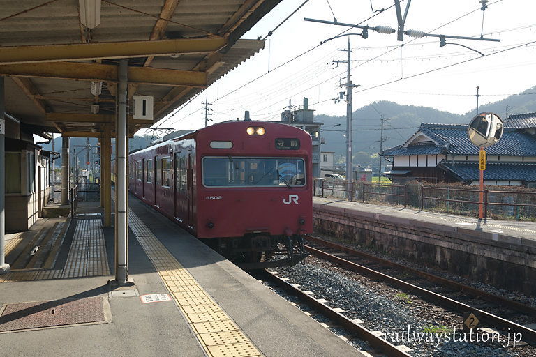 JR西日本・鶴居駅、播但線でいまだに使われる国鉄型電車の103系が入線