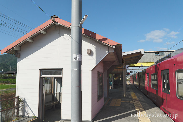 鶴居駅に入線した播但線の103系寺前行き